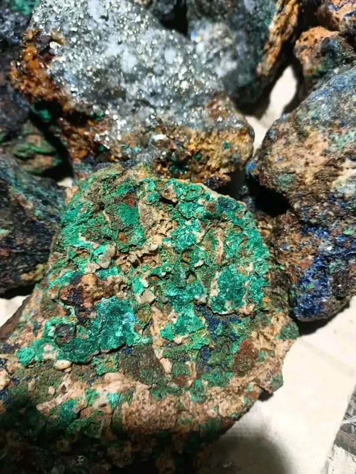 SINGEMWAMBI mineral broker