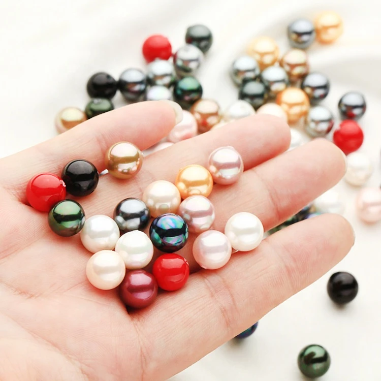 A wide variety of colorful pearls are decorated with pearls