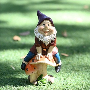 Custom Wholesale Garden Gnomes Climbing Mushroom Polyresin Gnome Figurine