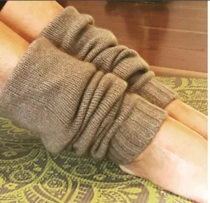 Plain knitted 100% cashmere leg warmers