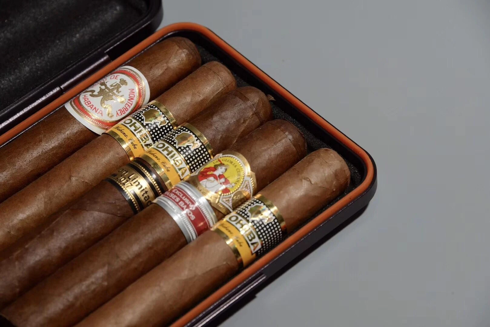 Luxury Cigar Case - 3 Finger Cigar Humidor for Cuban Cigars with