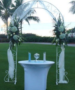 White round wedding arches for wedding party