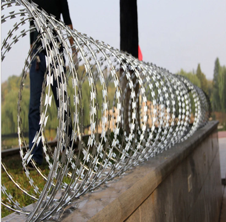 BTO-22 Galvanized Razor Wire Coils With Loops OD 600 mm for Anti-piracy