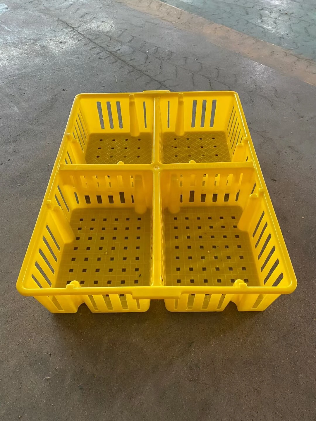 good quality 690 x 490 x 140 mm  plastic transport cage basket crate for chicks