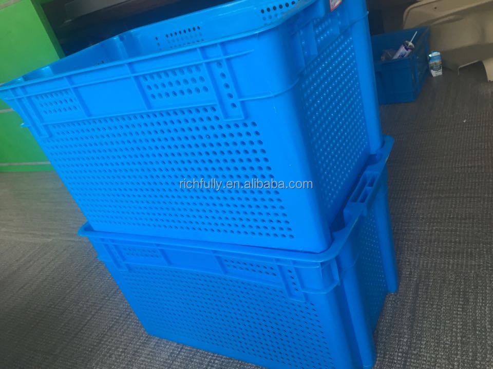 Nestable plastic dislocation storage crate for produce