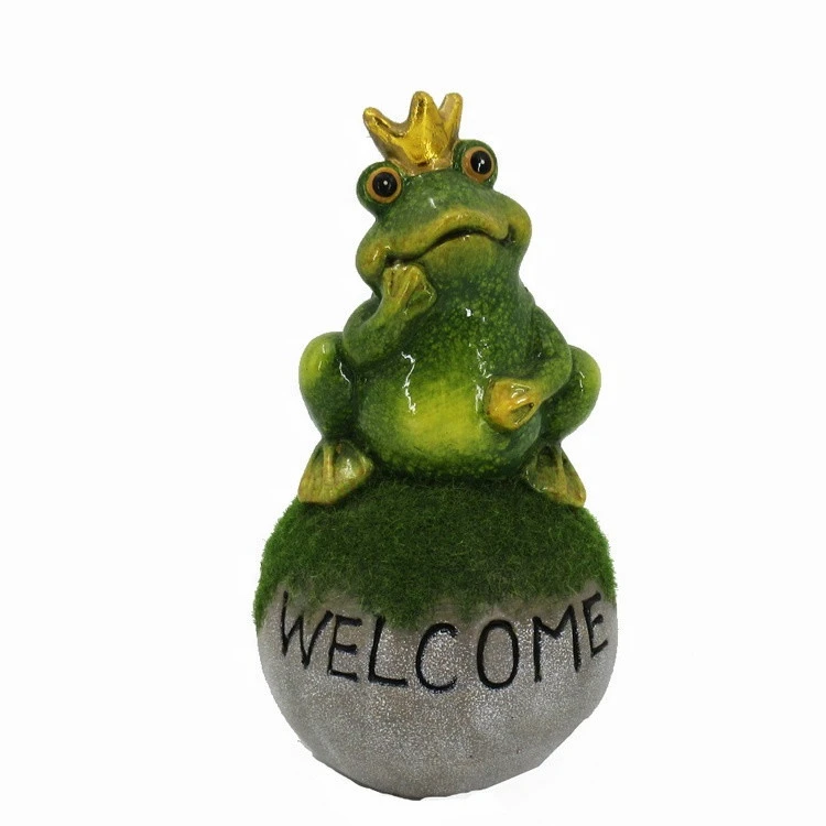 Wholesale Hand made Pottery frogs sitting on ball with mossl ceramic figurine supplies for indoor and garden decoration