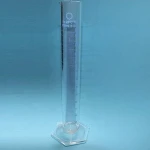 Measuring cylinder with spout with round base