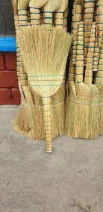 Sorghum Brooms (Maturi din sorg)