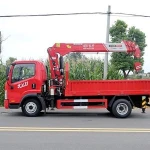 Euro 5 Small 4x2 Truck Mounted Crane 4 Ton Capacity with Telescopic Hydraulic Boom for Eco-Friendly Light Lifting