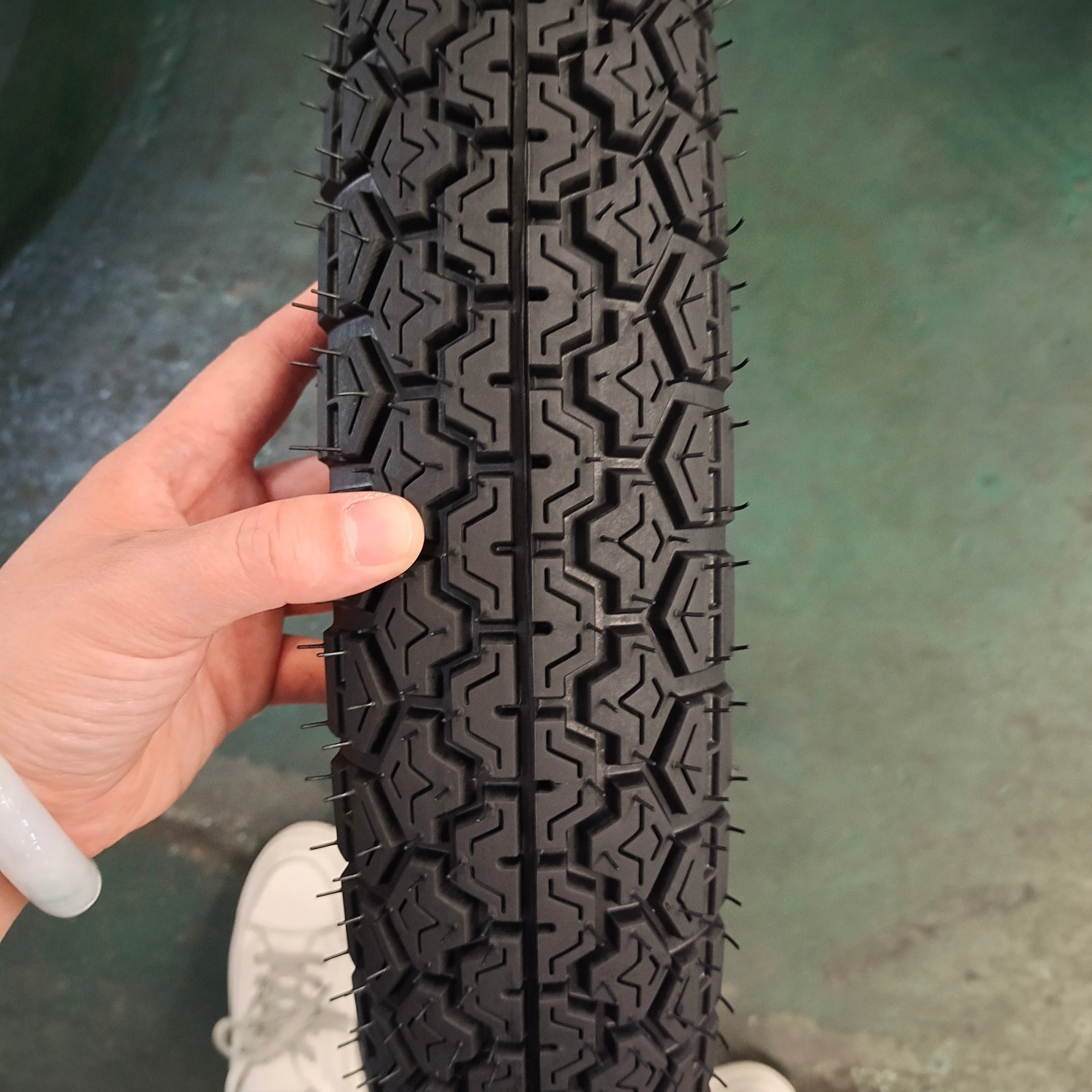 300 18 tubeless motorcycle tyre