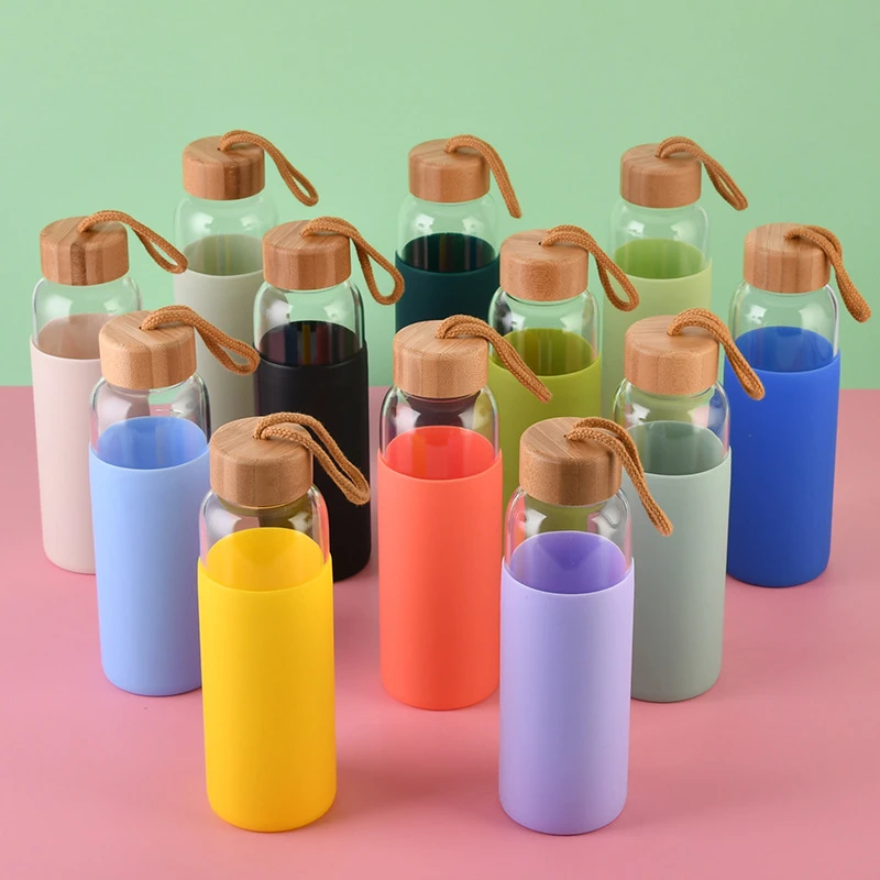 customized color 500ml glass bottles with silicone sleeve and leakproof bamboo lid