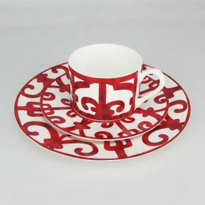 Hot Sale Vintage Plates Red Revival Small Luxury European Western Tableware Set Bone China Colored Dinner Set
