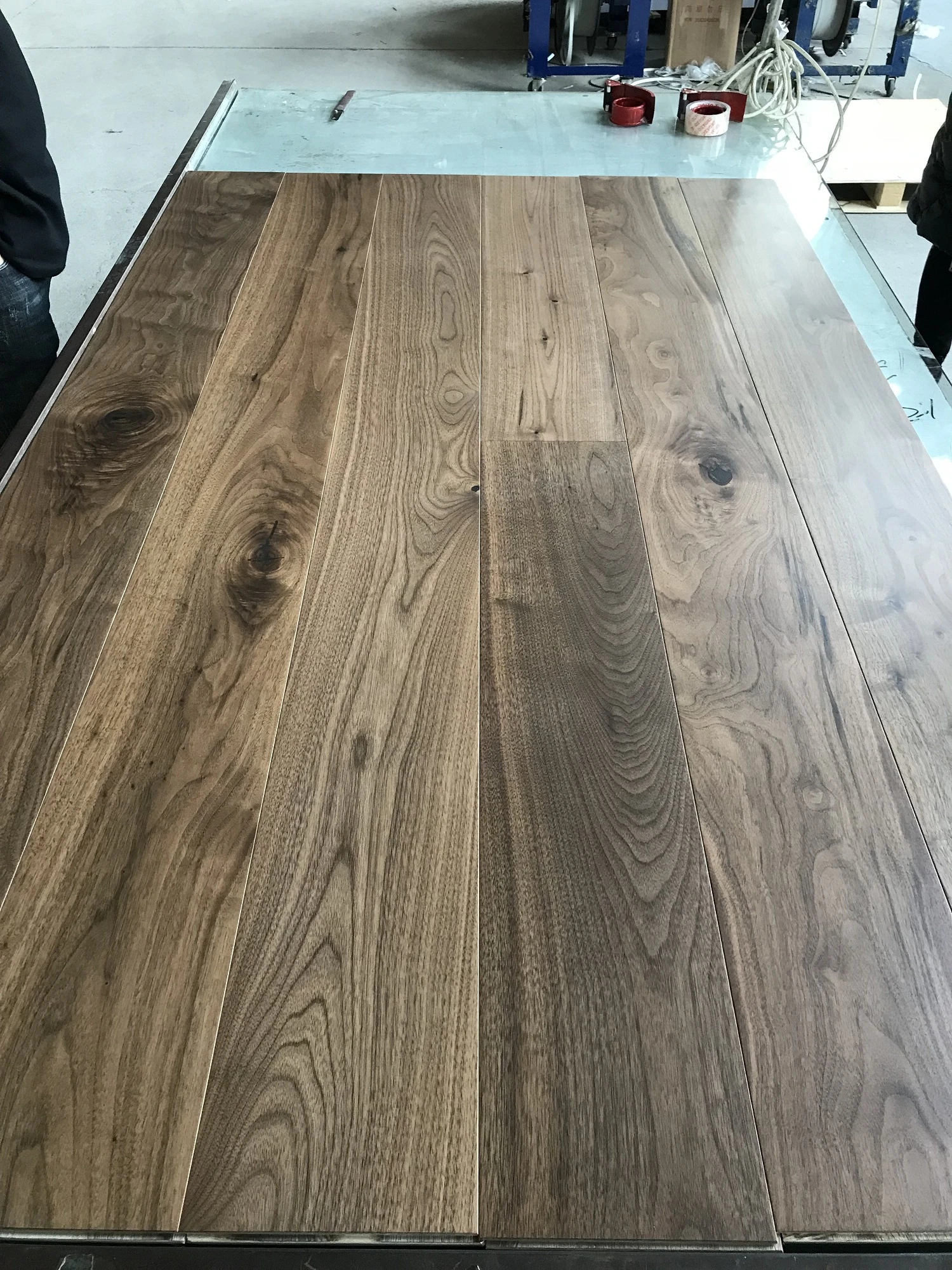 Multilayer natural grade engineered American walnut wooden flooring indoor usage 14/3x190x1900mm