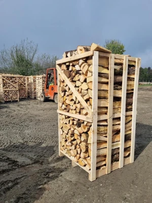 Kiln dried oak and beech firewood in 1,8 RM wooden crates