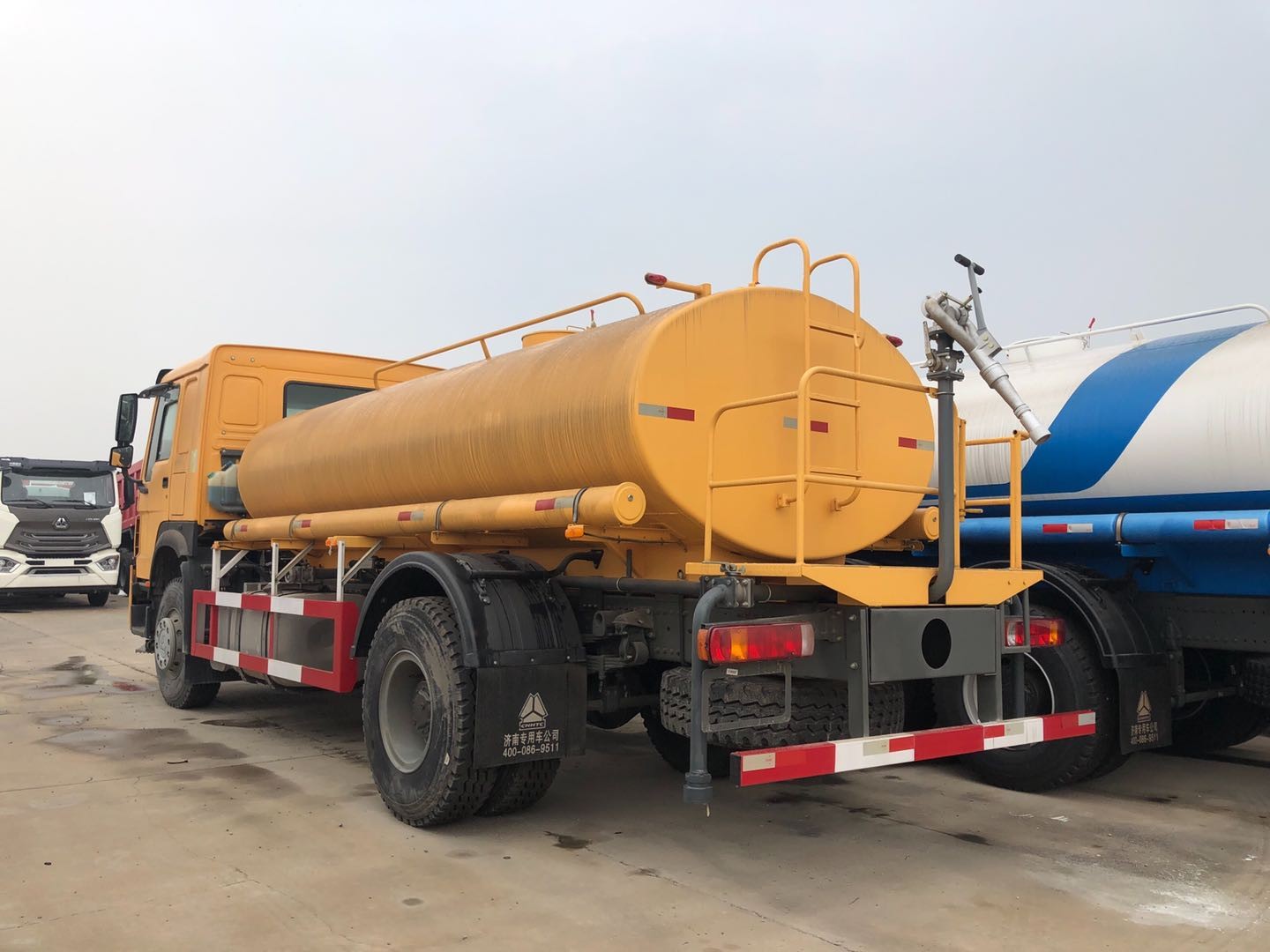 SINOTRUK HOWO 10000l water tank trucks 4x2 watering truck sprinkler truck