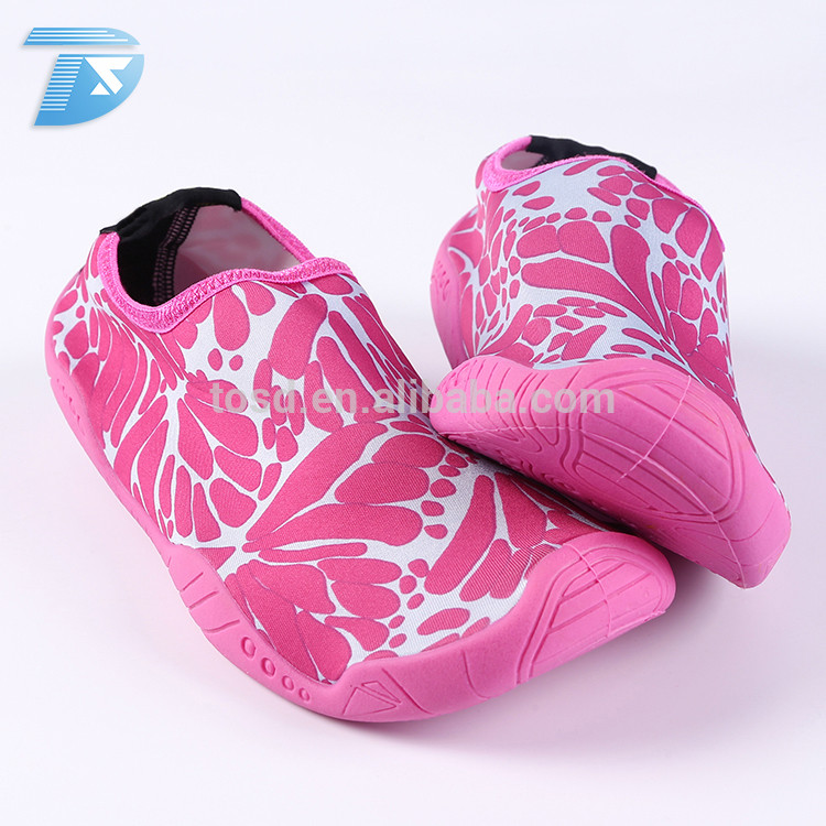 outdoor sock shoes pink women&#39;s waterproof beach hiking shoes