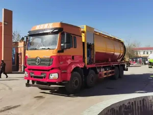 China dongfeng 8*4 Sewage Suction Trucks 20 cubic meters weichai 220HP Sewage Sludge Suction And Transportation Truck