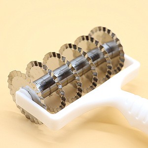 New arrival stainless steel plastic 5 wheels flour dough cutter pie cutter pastry cutter with comfortable