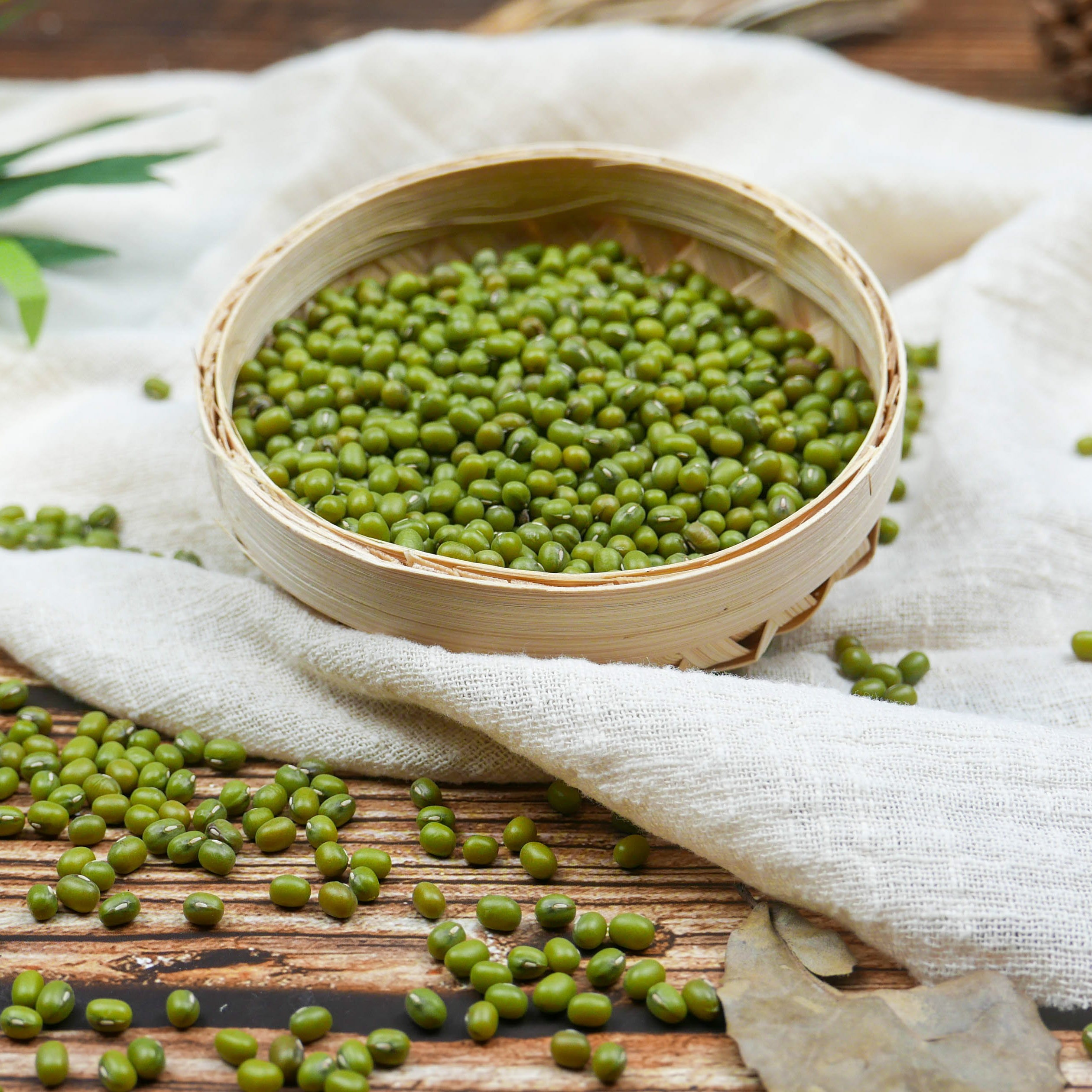 Small round organic green mung beans for ome