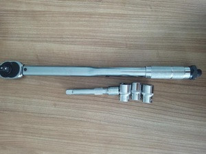 Factory directly supplyHigh quality hand tools torque wrench with 3 sizes socket