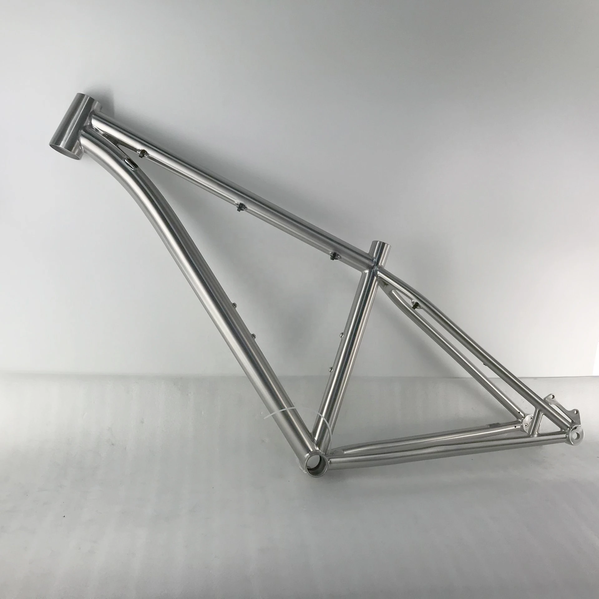 Titanium hardtail  mountain bike frame for 29er wheels