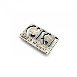 Hollow Out Logo Design Metal Plate Tags for Jeans Accessories Antique Silver Custom Letter Metal Clothing Brand Name Labels Tag