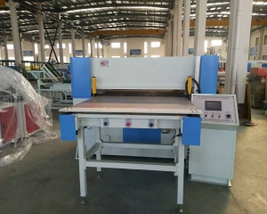 Double side auto-feeding hydraulic cutting machine for sheet material