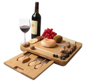 2018 Wholesale premium factory custom logo cheese bamboo wood cutting board with cutlery set