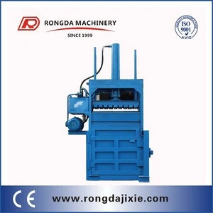 Vertical baling machine used for textile materials and other loose materials