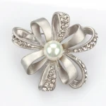 Fashion Irregular Wreath Brooch Pearl Rhinestone Flower Shaped Brooch Classic Womens Hollow Brooch
