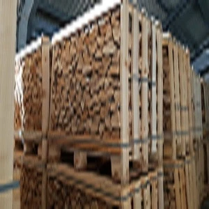 Kiln dried split firewood on pallets/ Firewood on crates