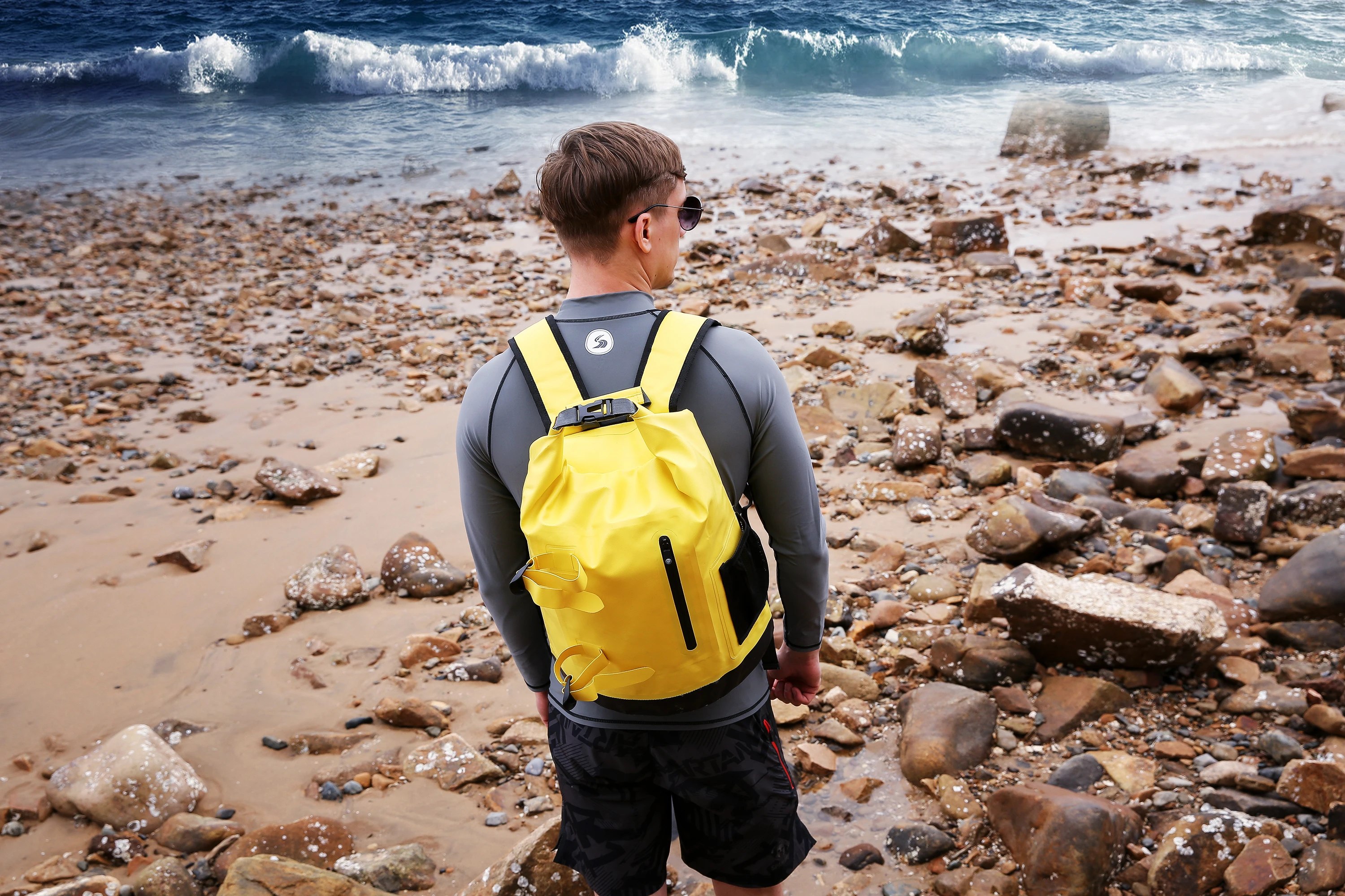 Waterproof daypack lightweight travel backpack with splash proof outer zip pocket