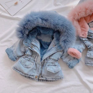 2020 new design Winter new girl&#x27;s coat baby girl&#x27;s hooded Faux Fur fleece coat warm thick denim jacket hanging outside