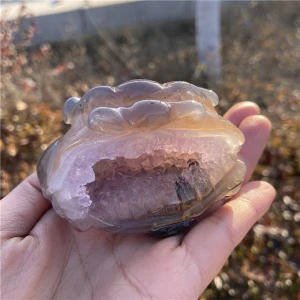 Wholesale high quality hand carved natural polished crystal moon agate geode crystal crafts for wedding souvenirs guests
