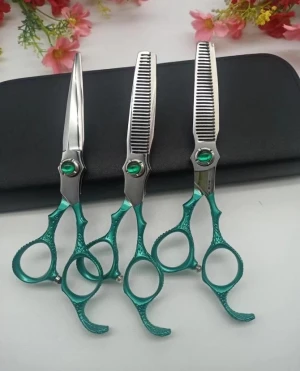 Flat tooth scissors