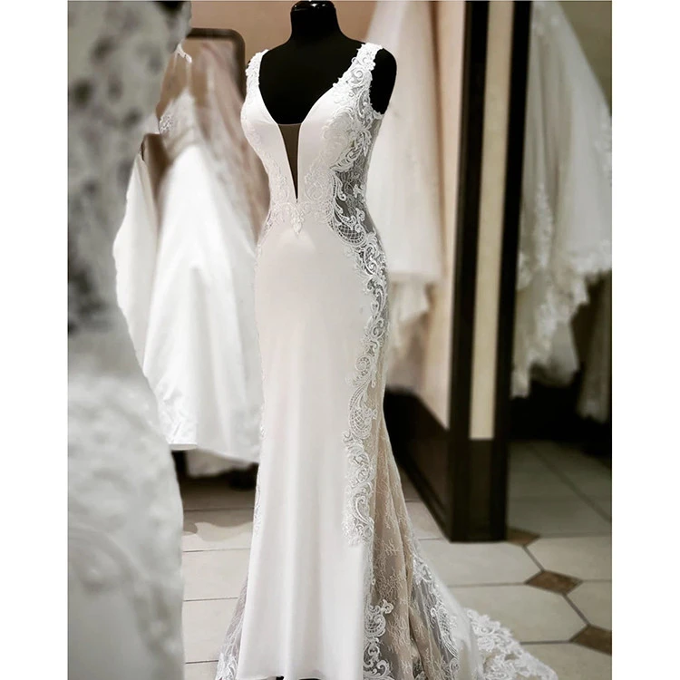 Latest design white lace applique elegant wedding dress with sweep train