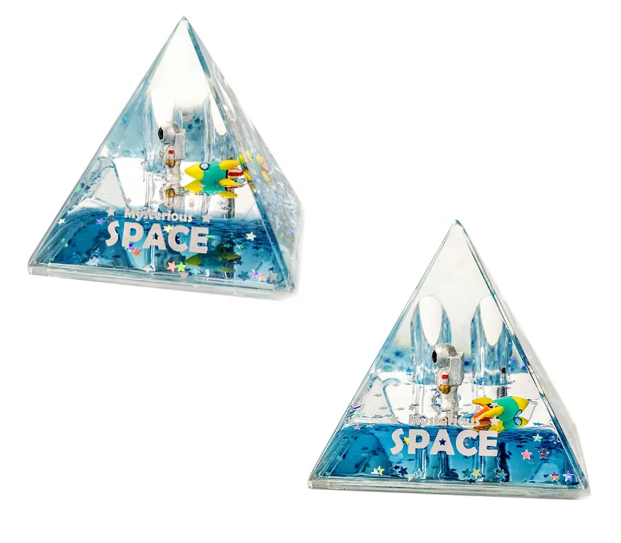 New product ideas 2021 Acrylic Triangle Astronaut Crafts NASA Spaceman Liquid Quicksand Pendant Astronaut Decorative Gift
