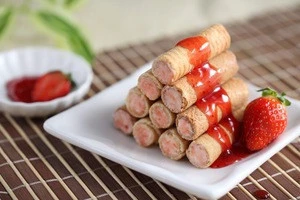 HFC 5370 filled rice cracker roll, grain snack with strawberry flavour
