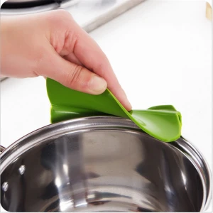 Kitchen Accessories Anti-spill Silicone Slip on Pour Soup Spout Funnel for Pots Pans and Bowls and Jars Kitchen Gadgets
