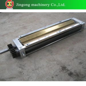 Noodle cutter for noodle making machine