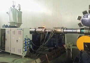 Automatic PLC 400mm pe pipe extruder machine with 4 claw haul off machine