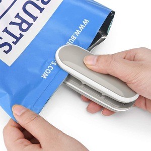 Wholesale 2 in 1 Mini Handy Plastic Mini Bag Sealer Home Handheld Portable Vacuum Heat Sealer for Kitchen Foods
