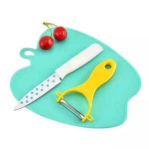 Apple Shape Plastic Fruit Chopping Block with Ceramic Knife and Peeler