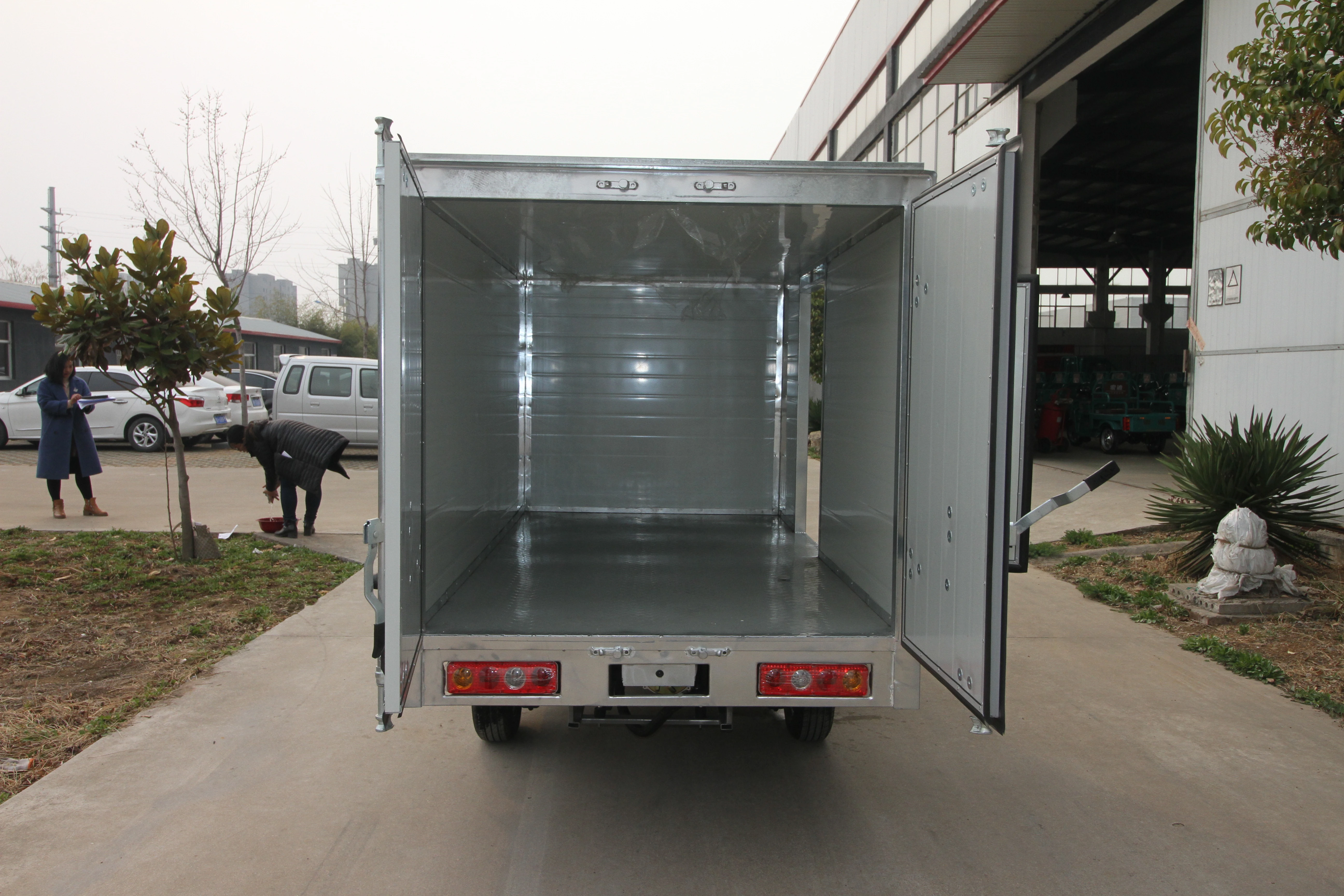 Factory supplied 2021 electric vehicle cargo pickup light  truck with carbine box in China