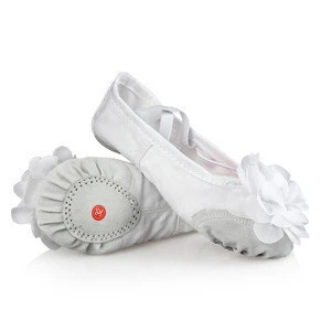 Sunshiny OEM children pink soft sole ballet dance shoes with flowers decoration