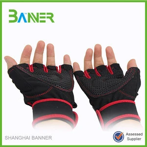 Comfortable and protecting black Neoprene gym gloves