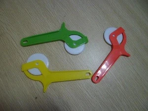 Hot selling cheap and for promotion plastic round pizza cutter