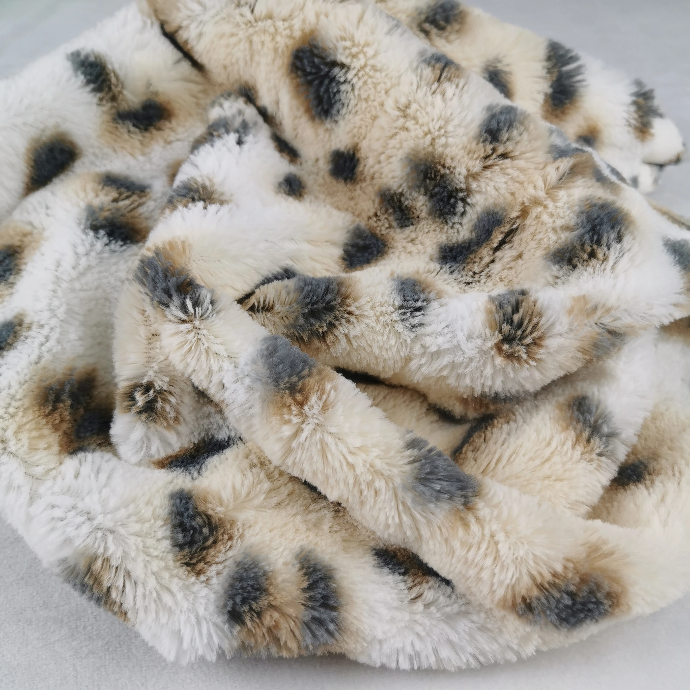 Wholesale leopard printed plush rubbit fur slipper  carpet garment clothing polyester knitted fabric