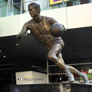 Aongking bronze sport sculpture embodies the spirit of athleticism and determination