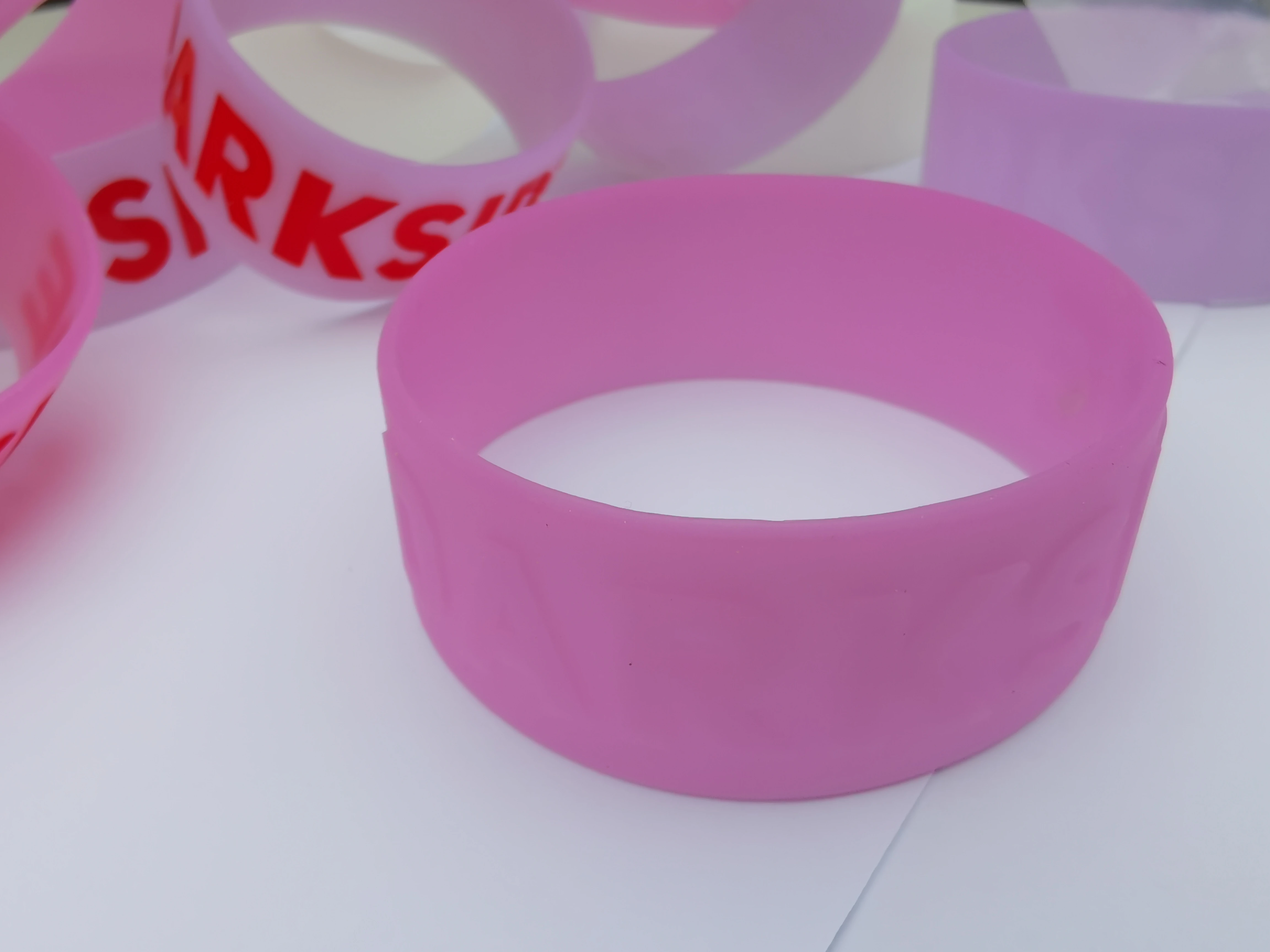UV Silicone Wristbands, Change the Transparent Wristband to be purple or blue under sunshine